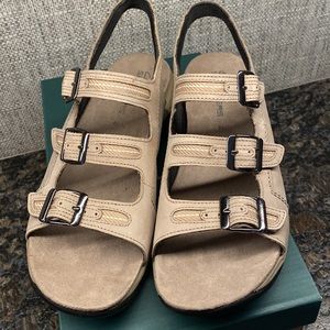 Clarks leather adjustable triple band sport sandals, stone color, 8 1/2 WIDE NWT